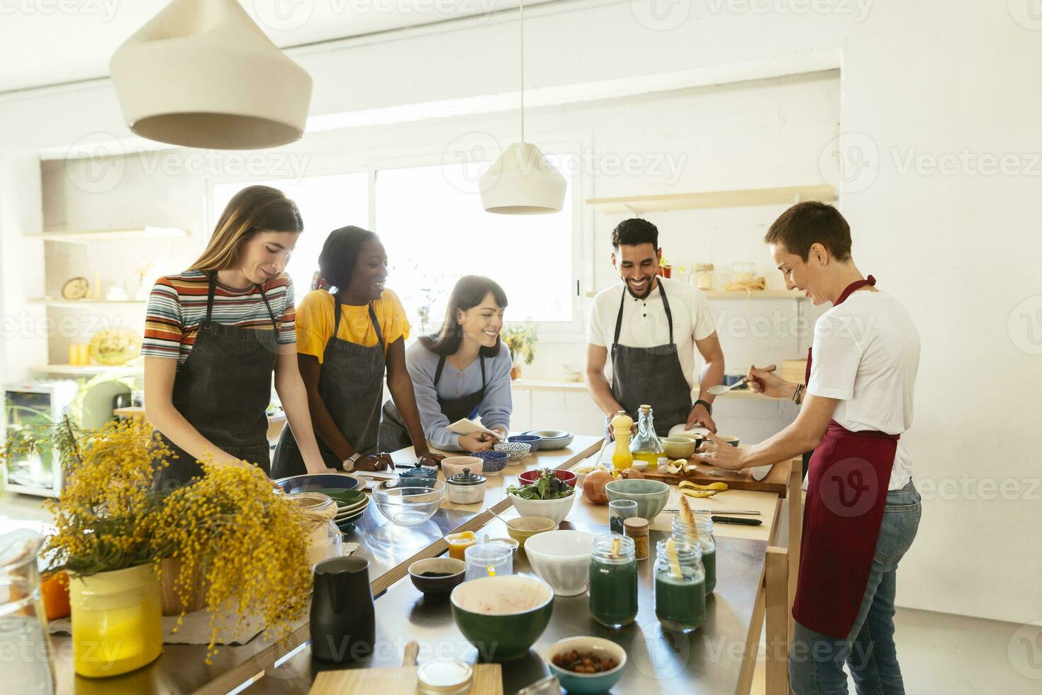 vrienden en instructeur in een Koken werkplaats voorbereidingen treffen voedsel foto