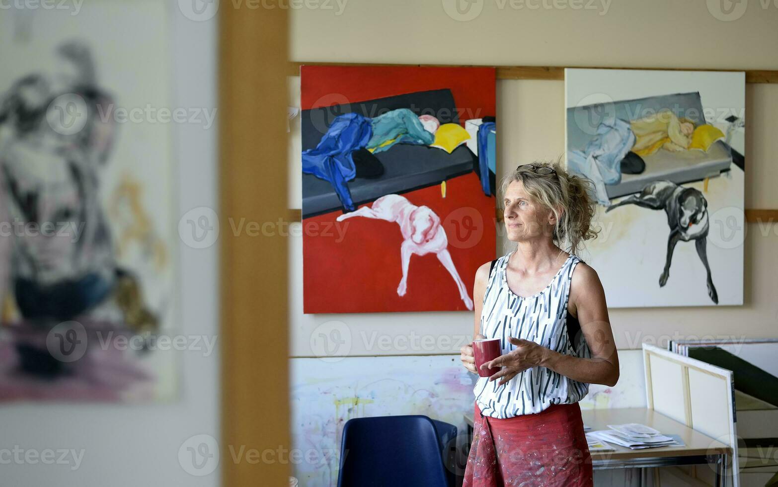 vrouw schilder in haar atelier, op zoek zijwaarts foto