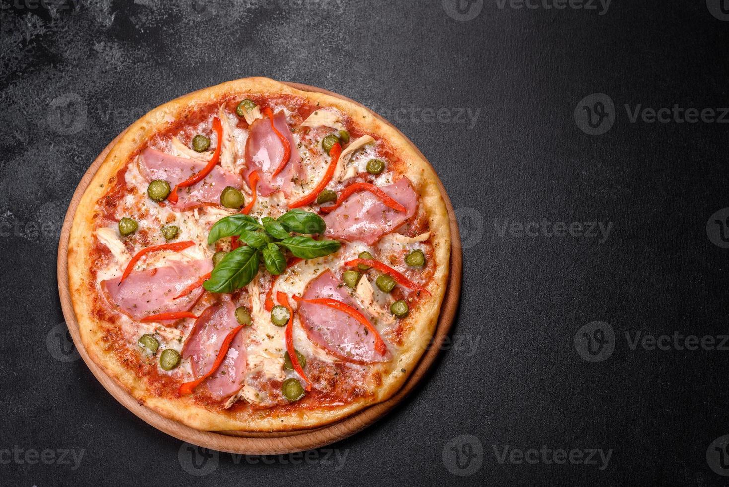 heerlijke verse krokante pizza uit de oven met ham en bulgaarse peper foto