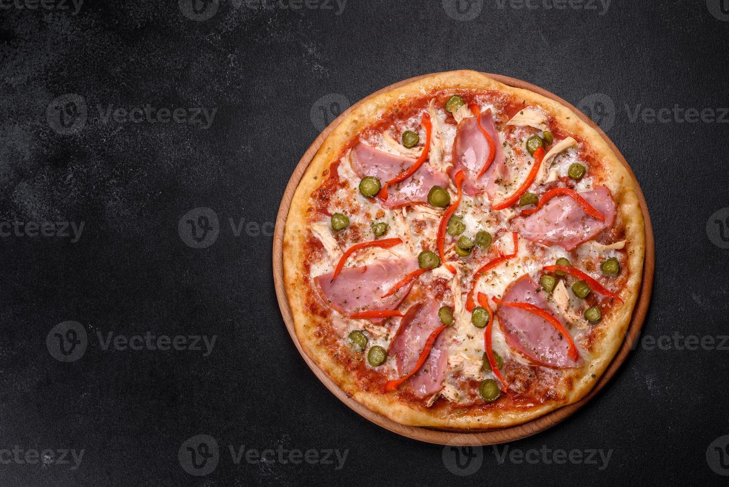 heerlijke verse krokante pizza uit de oven met ham en bulgaarse peper foto