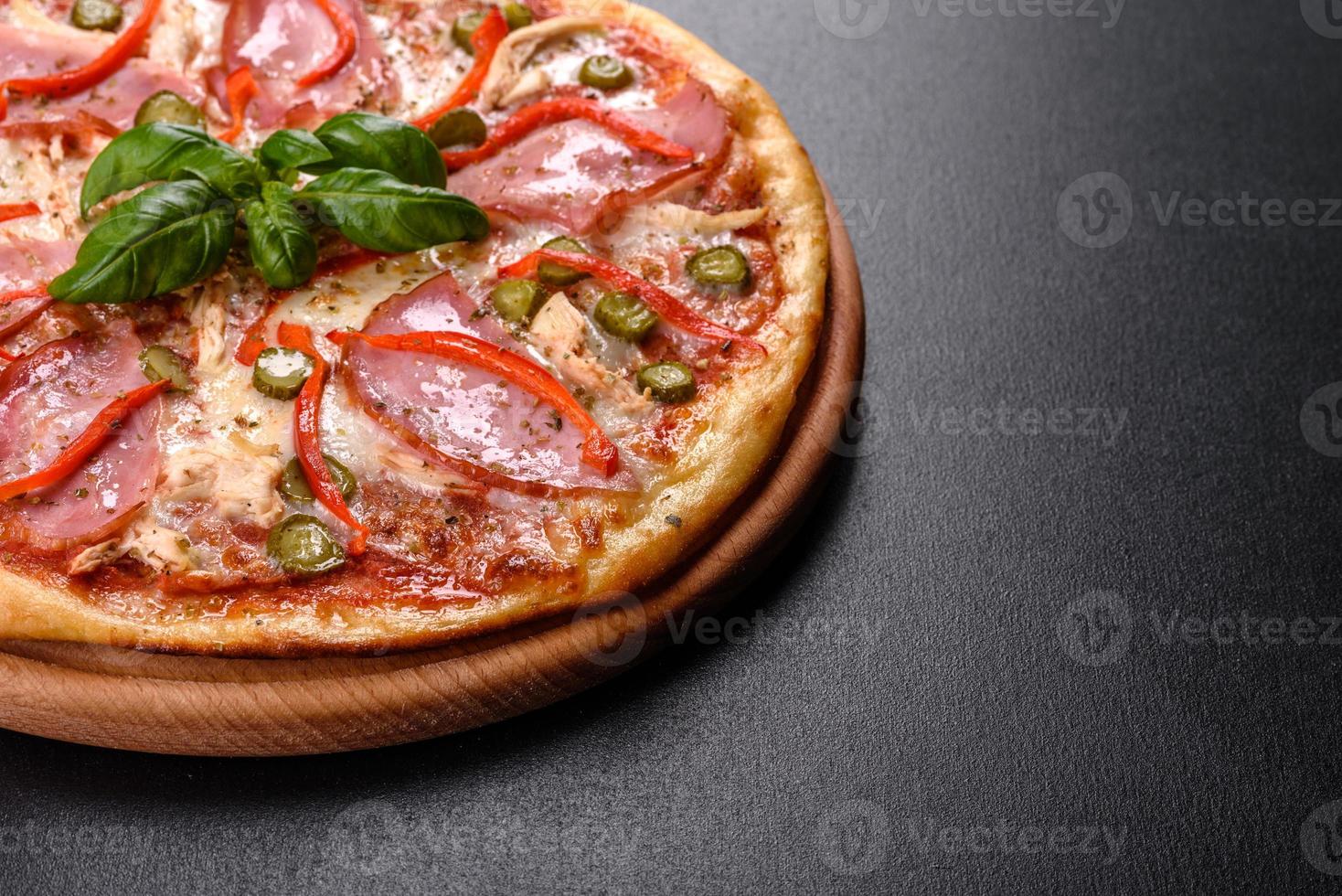 heerlijke verse krokante pizza uit de oven met ham en bulgaarse peper foto