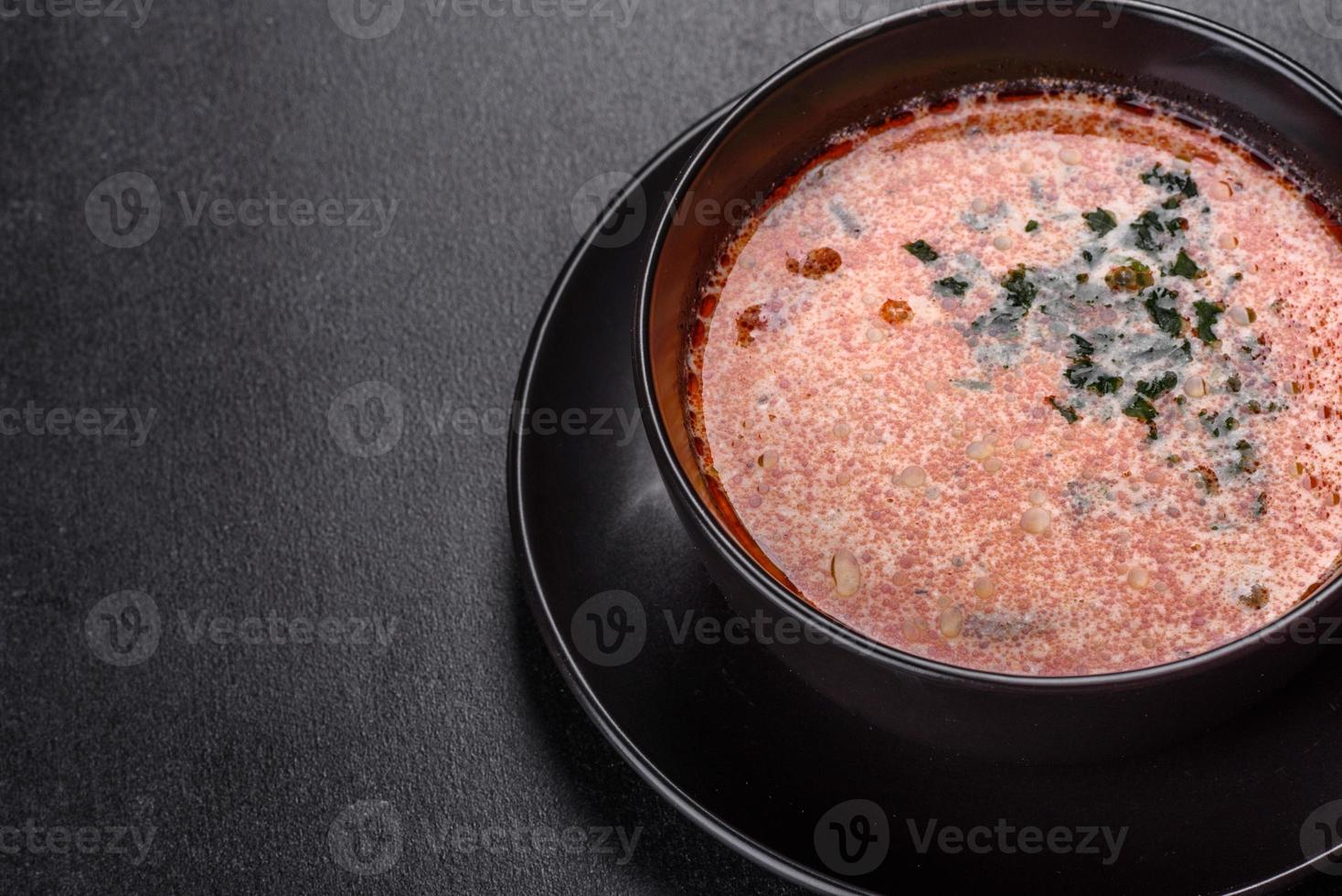 smakelijke verse pittige maleisische soep tom yam met tomaat foto
