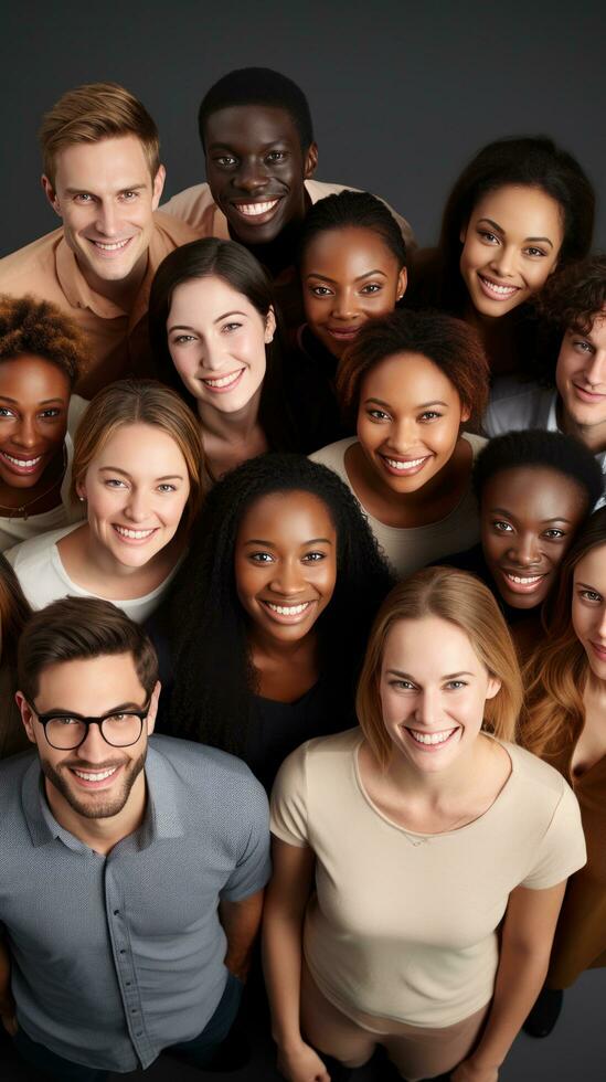 verscheidenheid - mensen van allemaal races en geslachten samen foto