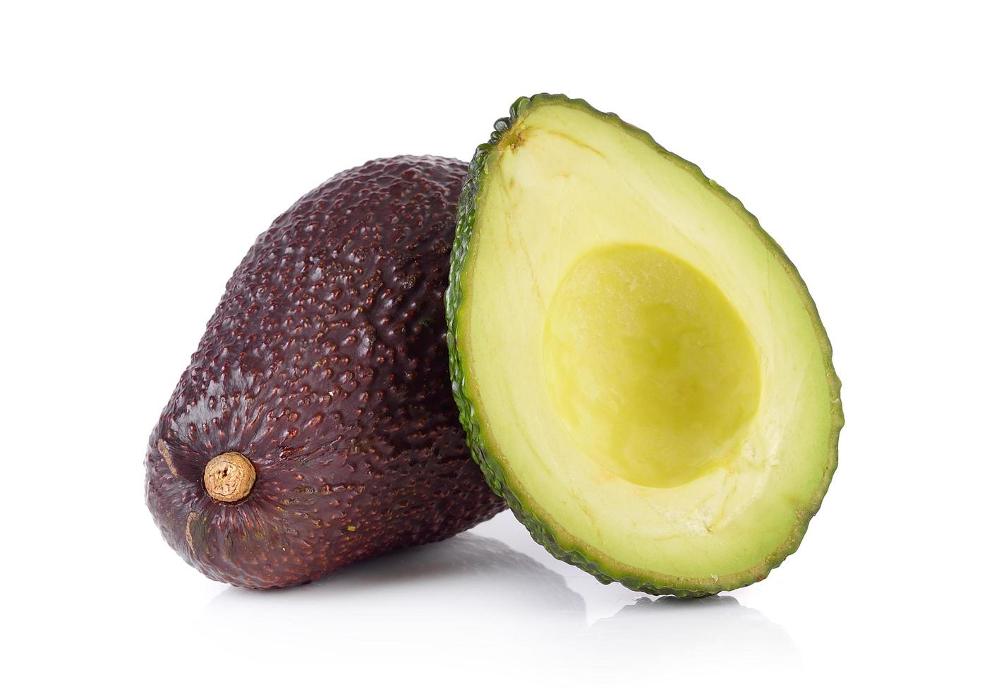 avocado op witte achtergrond foto