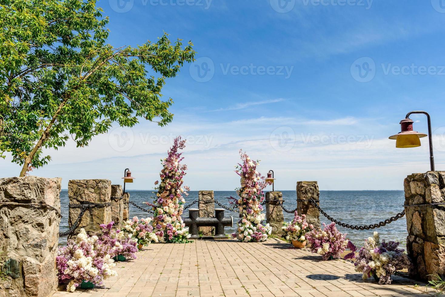 prachtige bloemencompositie voor een huwelijksceremonie aan de oceaankust foto