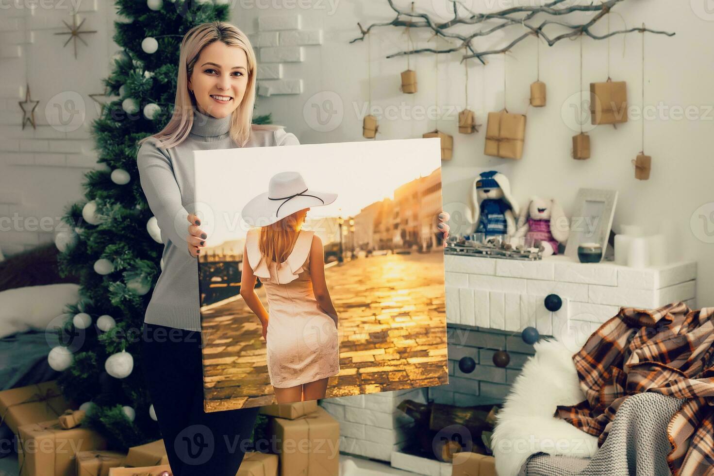 meisje houdt foto canvas Bij huis Aan de bankstel