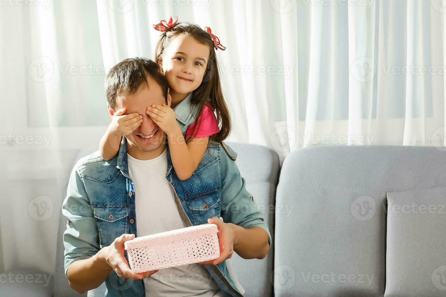 vader dag. gelukkig familie dochter knuffelen vader en lacht Aan vakantie foto
