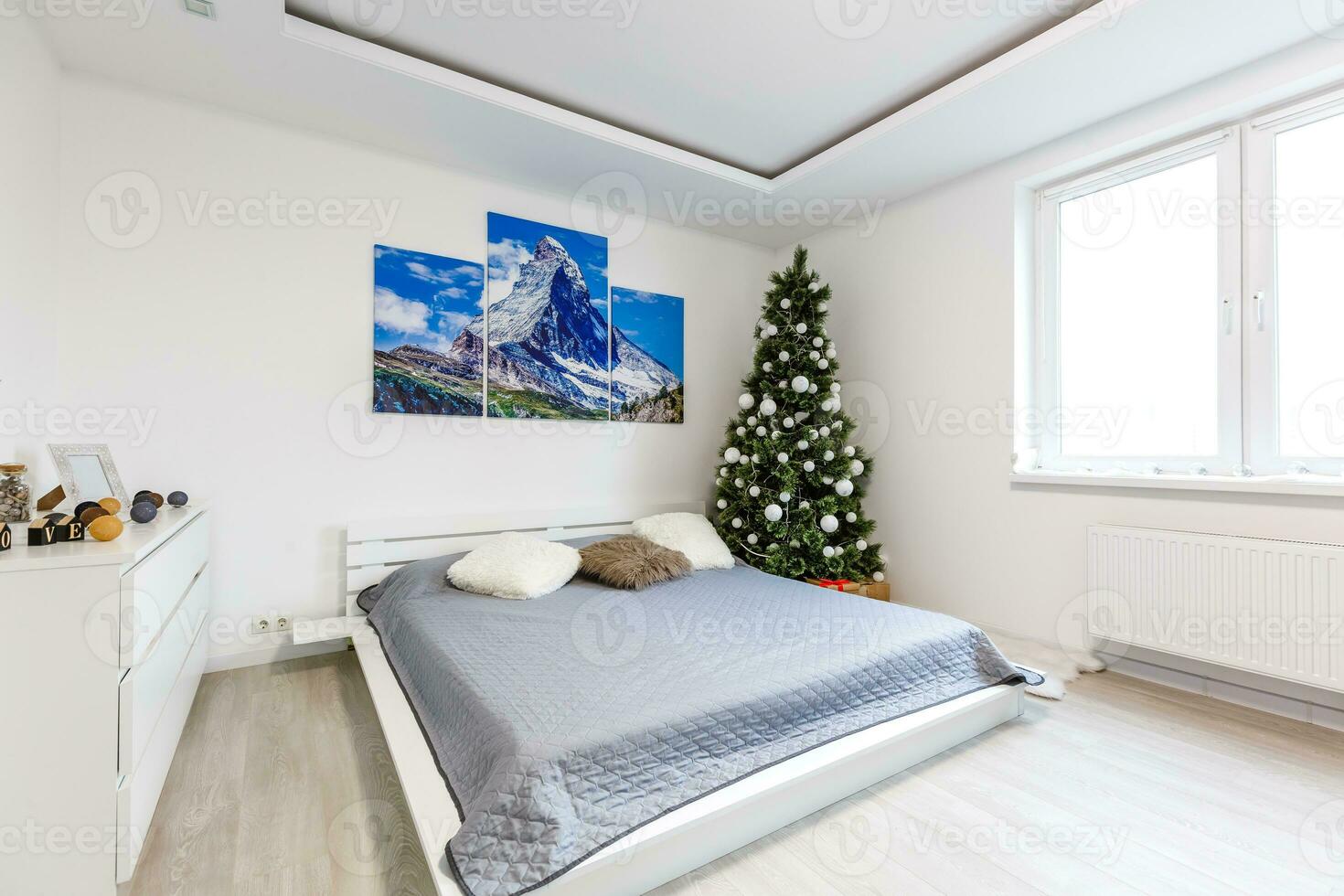 kalmte beeld van interieur klassiek nieuw jaar boom versierd in een kamer met bed foto