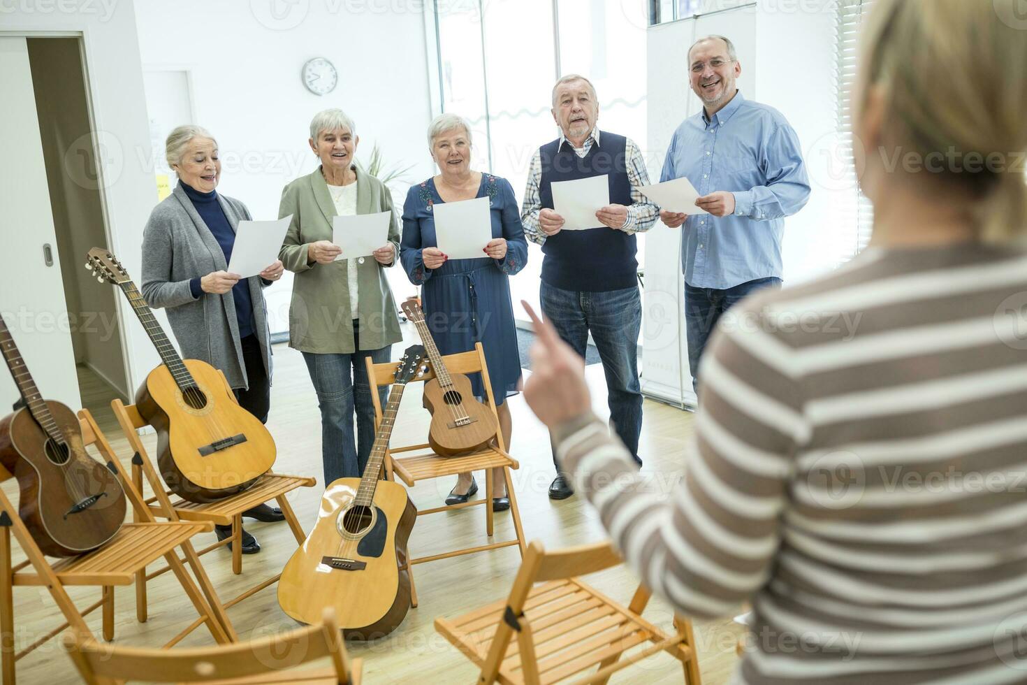 senioren in pensioen huis maken muziek- het zingen in koor foto