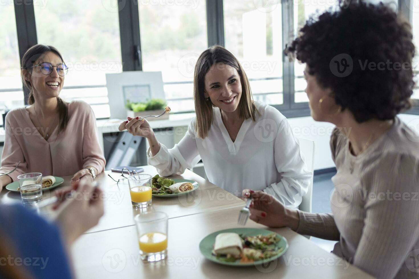 onderneemsters gedurende lunch in een kantoor foto