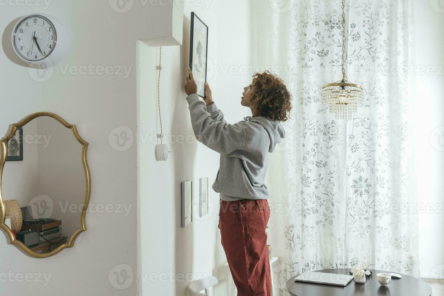 jong vrouw hangende omhoog afbeelding Bij huis foto