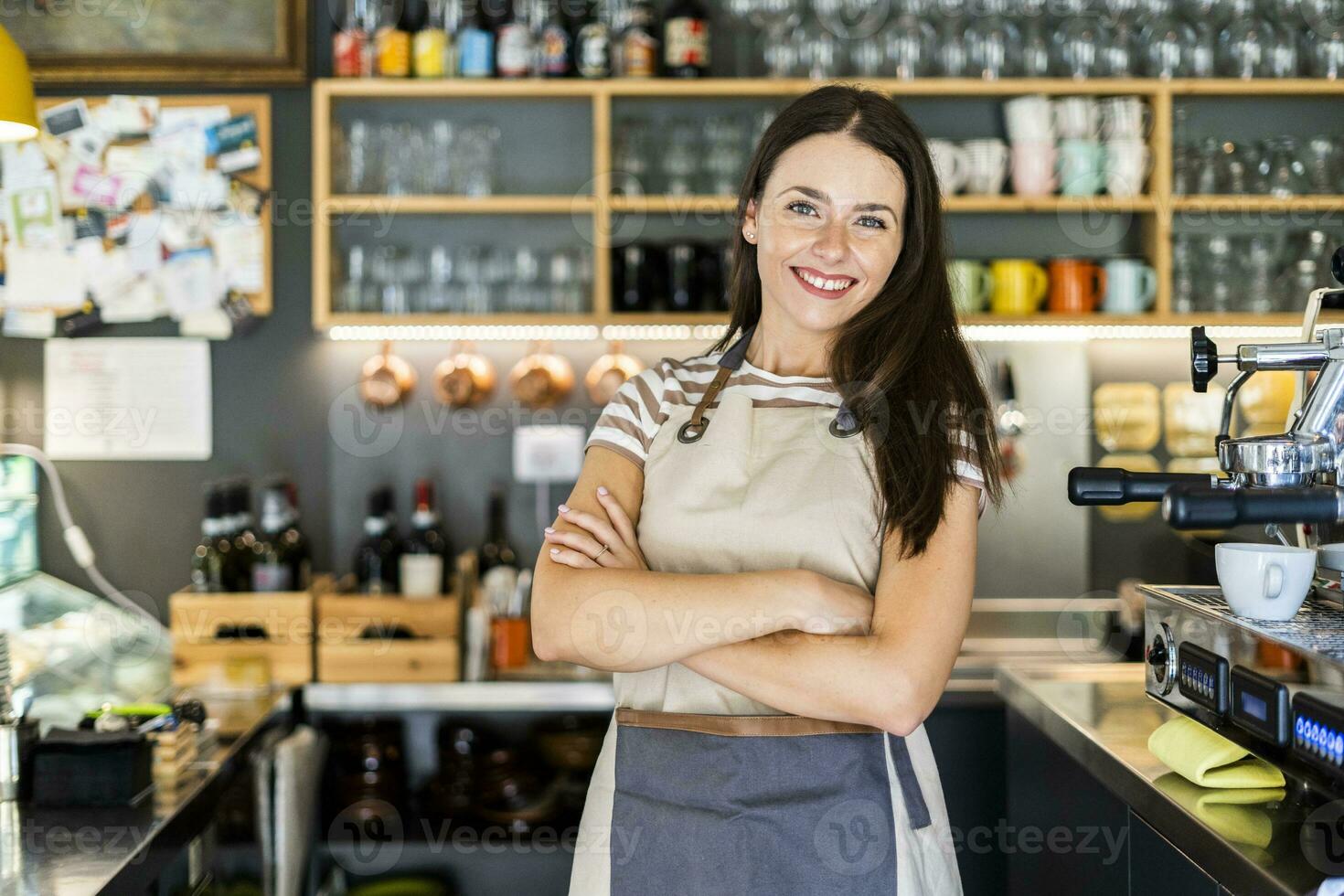 gelukkig vrouw eigenaar staand armen gekruiste in koffie winkel foto