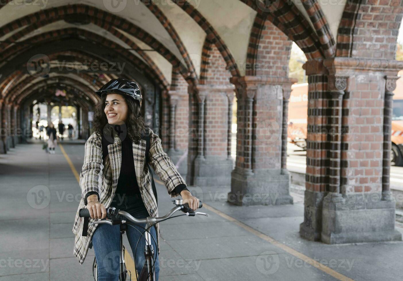 gelukkig vrouw rijden fiets in de stad, berlijn, Duitsland foto