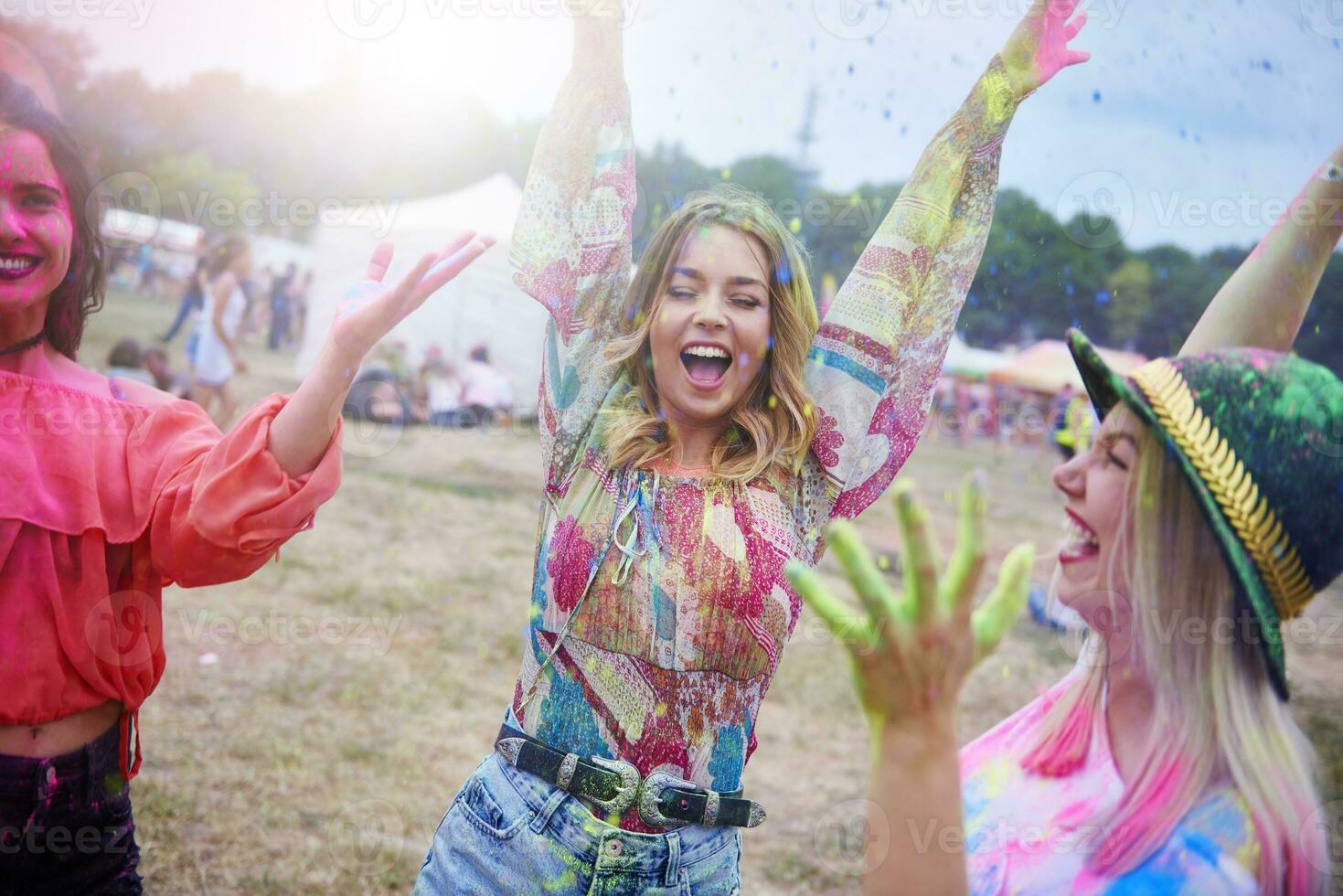 vrienden dansen gedurende muziek- festival, kleur poeder foto