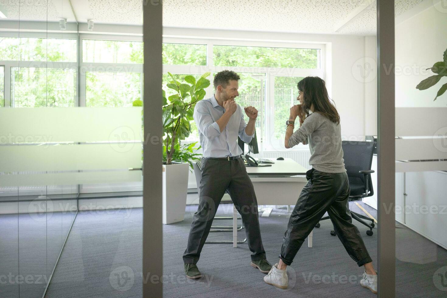 zakenman en zakenvrouw vechten in kantoor foto