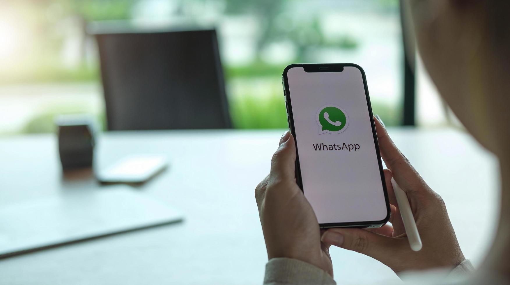 smartphoneapparaat met whatsapp-app-logo foto