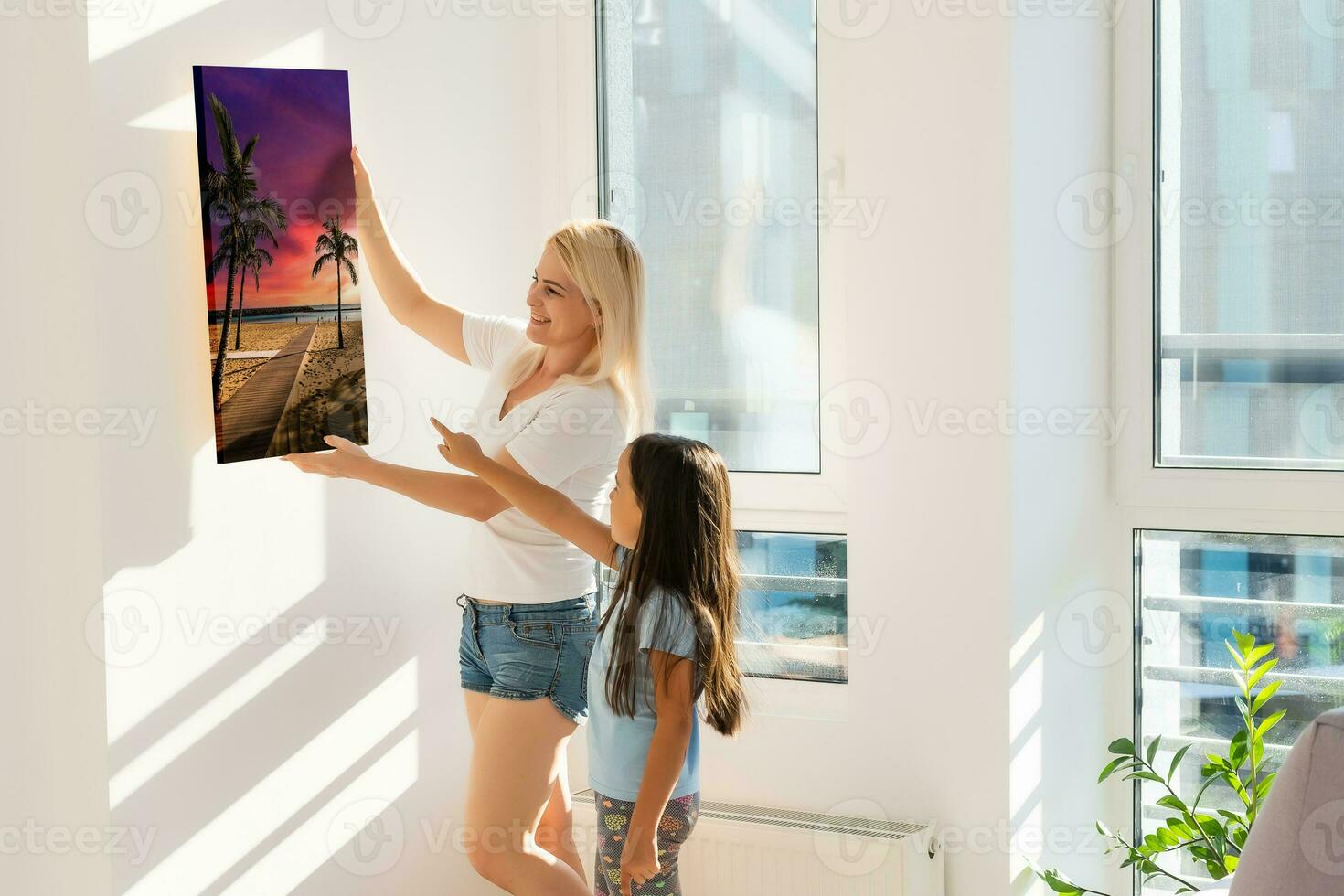 canvas afdrukken. een vrouw Holding foto canvas. foto gedrukt Aan glanzend synthetisch canvas en uitgerekt Aan houten brancard bar