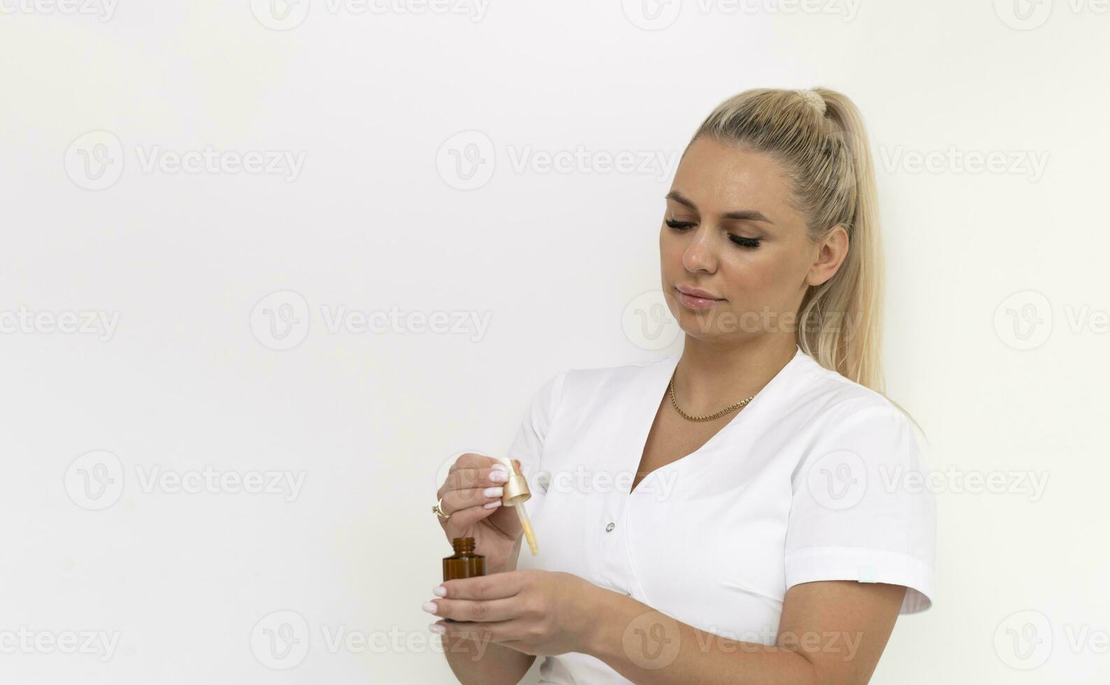 portret echt vrouw toepassen multi herstel huid serum, hyaluronzuur Aan huid, Holding bruin fles met room en pipet. huid hydratatie, reparatie. cosmetica, schoonheid concept. allergie testen, horizontaal foto