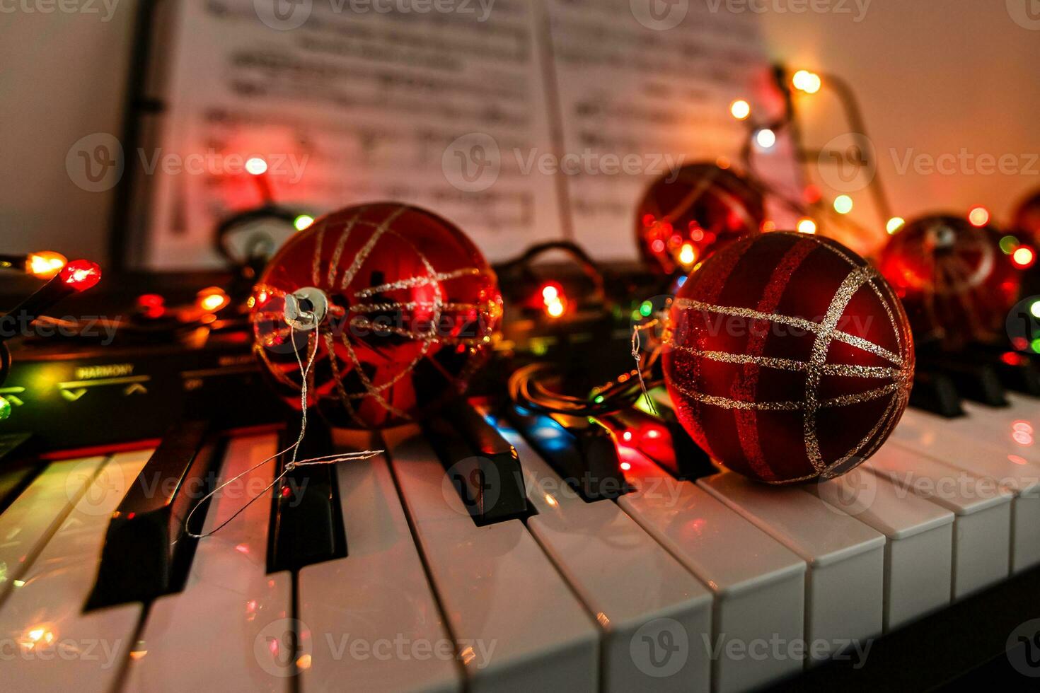een piano met Kerstmis lichten en boom foto