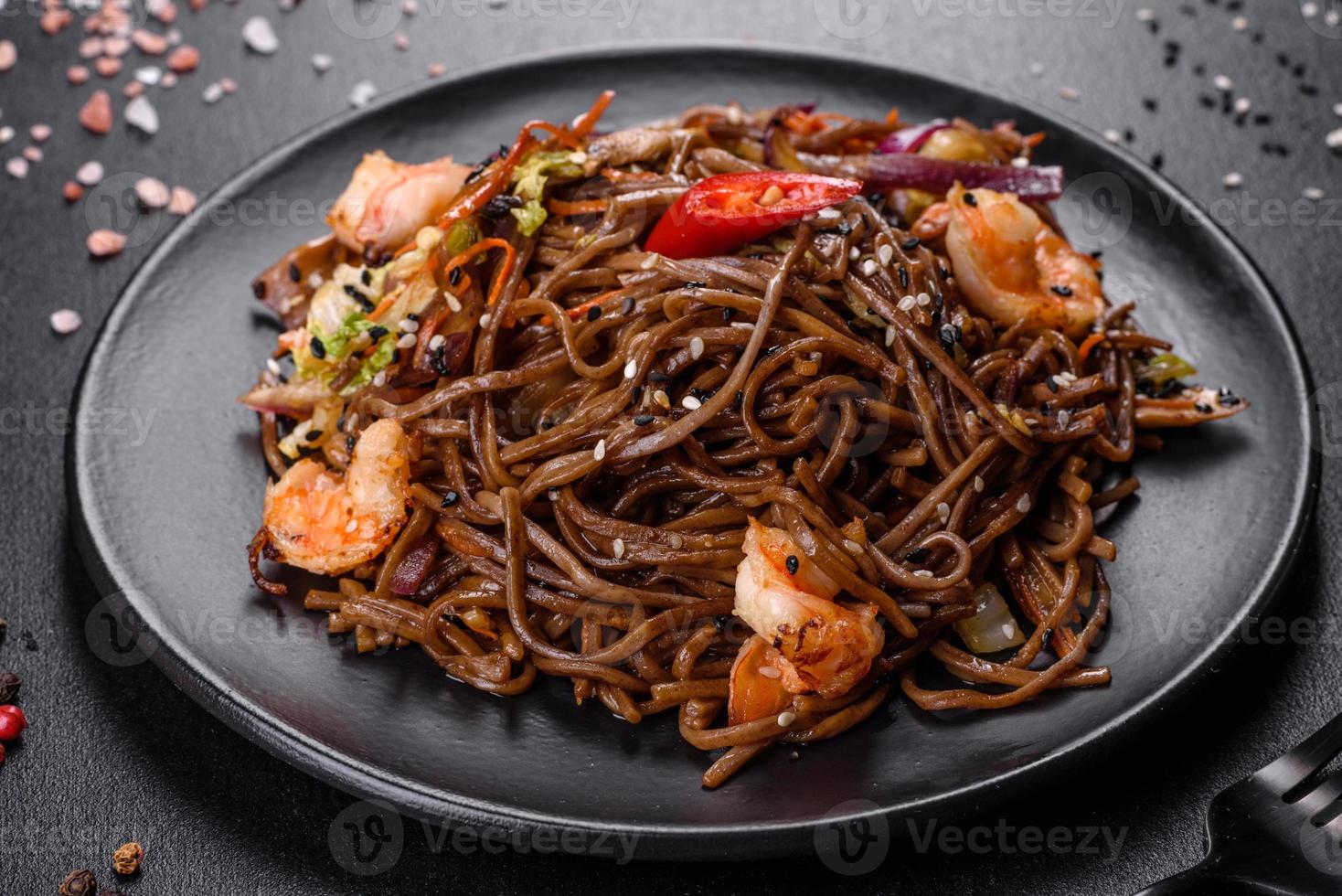 heerlijke verse pasta met tomaten, garnalen en kruiden foto