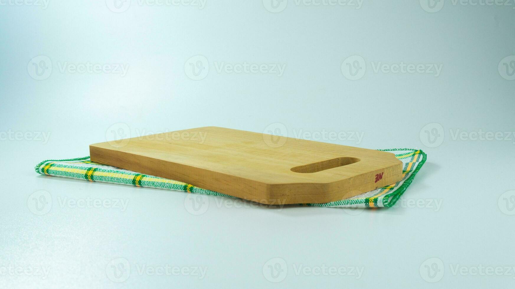 handgemaakt hout snijdend bord Aan wit achtergrond foto