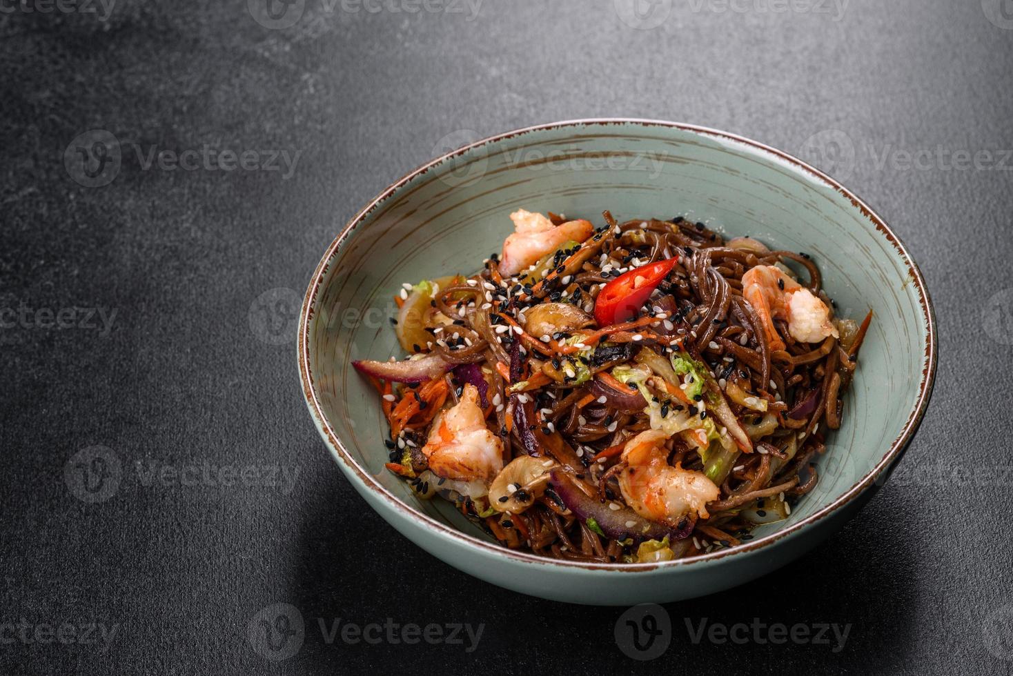 heerlijke verse pasta met tomaten, garnalen en kruiden foto