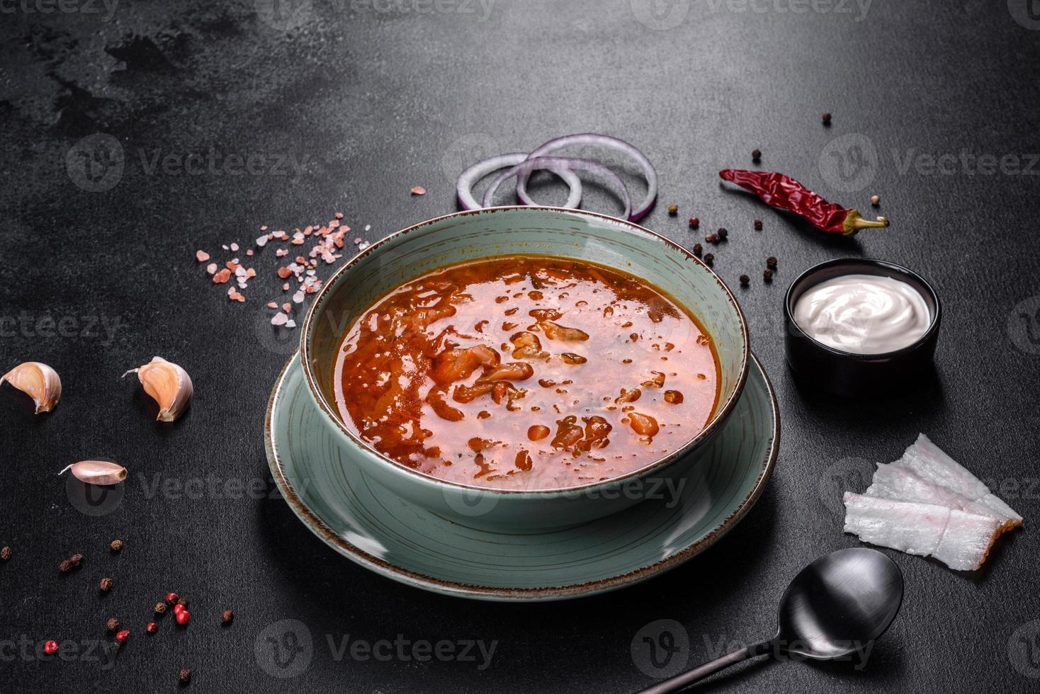 heerlijke verse warme borsjt met tomaat en vlees in een keramische plaat foto