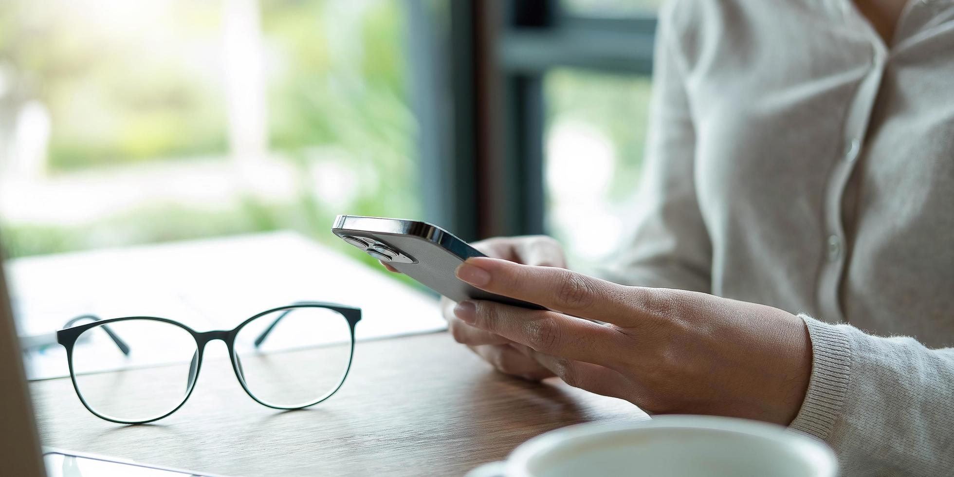 vrouw met smartphone foto