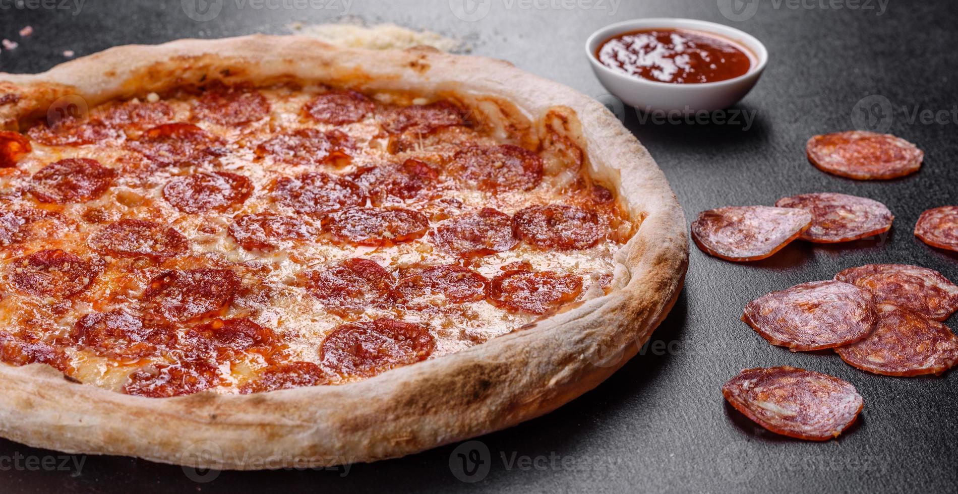 pepperoni pizza met pizzasaus, mozzarella kaas en pepperoni foto