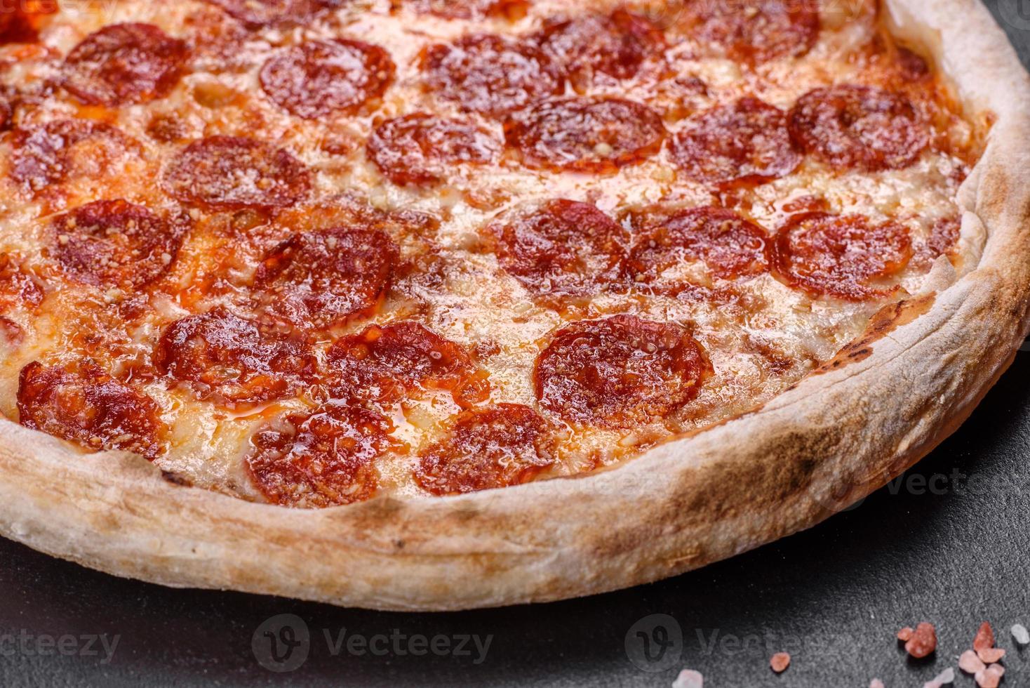 pepperoni pizza met pizzasaus, mozzarella kaas en pepperoni foto