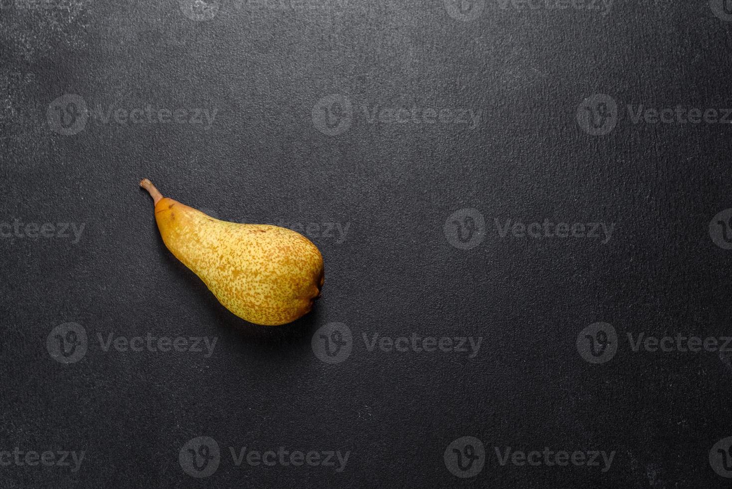 verse heerlijke sappige rijpe gele peer op een donkere achtergrond foto