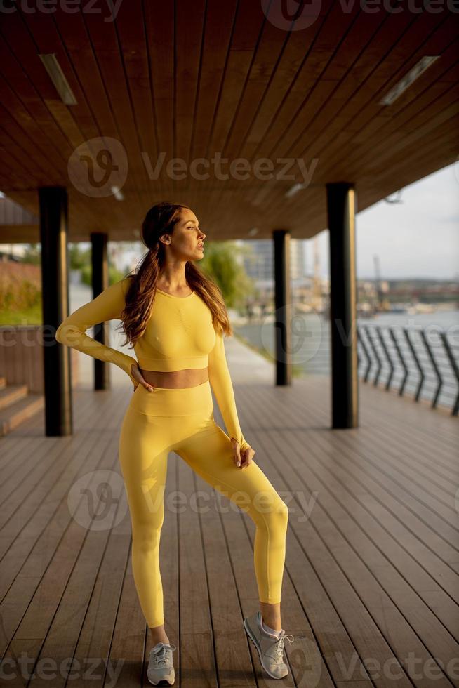 jonge vrouw rust tijdens de training na het joggen foto