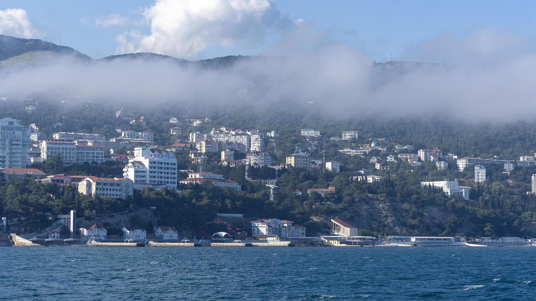 zeegezicht met uitzicht op de kustlijn van yalta foto