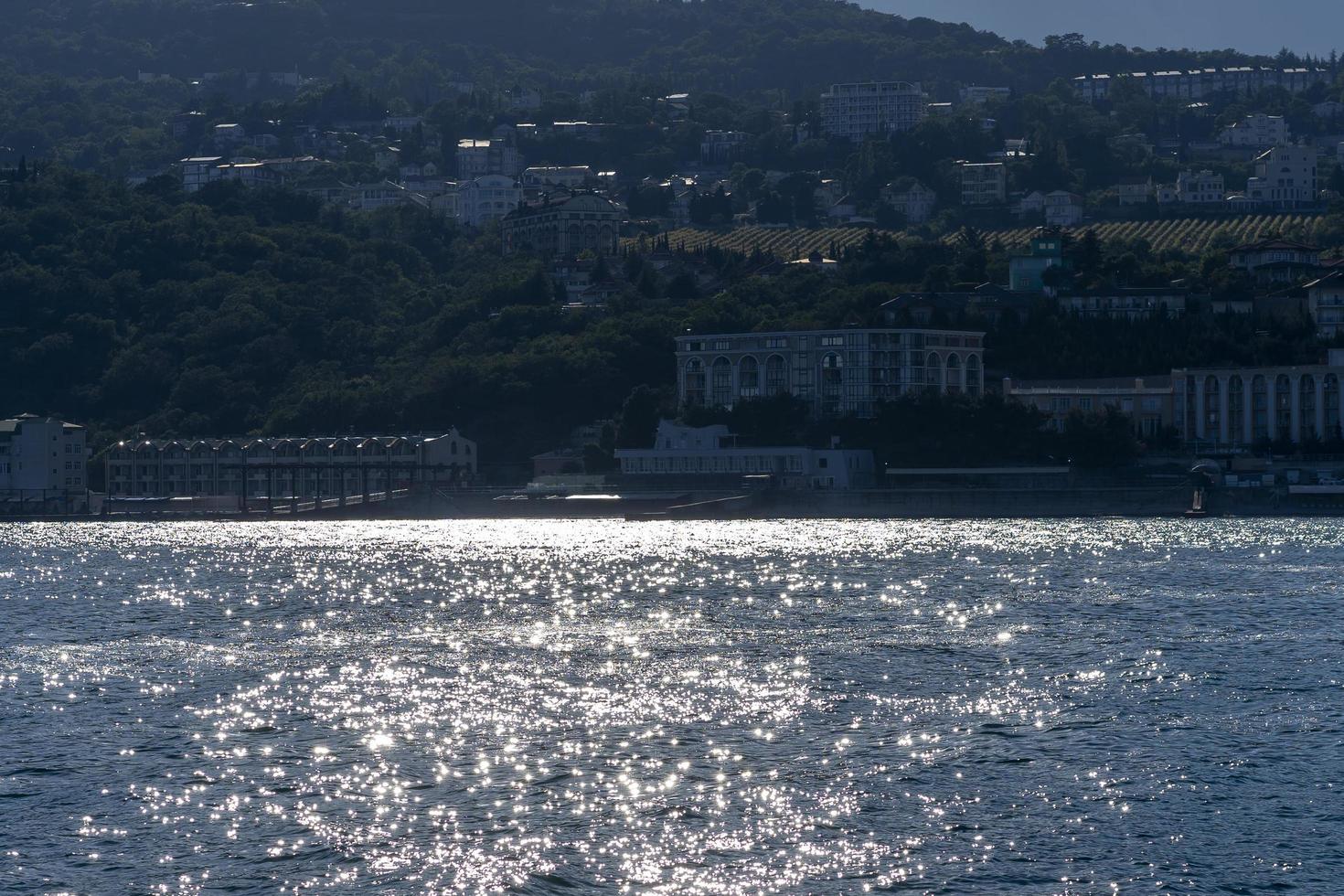 zeegezicht met uitzicht op de kustlijn van yalta foto