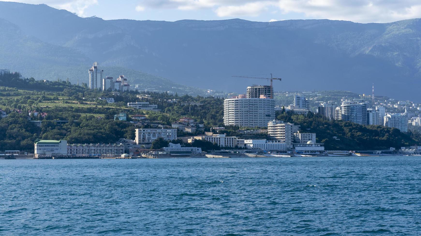 zeegezicht met uitzicht op de kustlijn van yalta foto