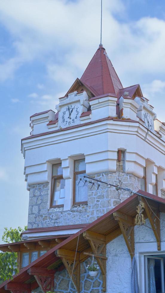 een klokkentoren op een blauwe hemelachtergrond. yalta foto