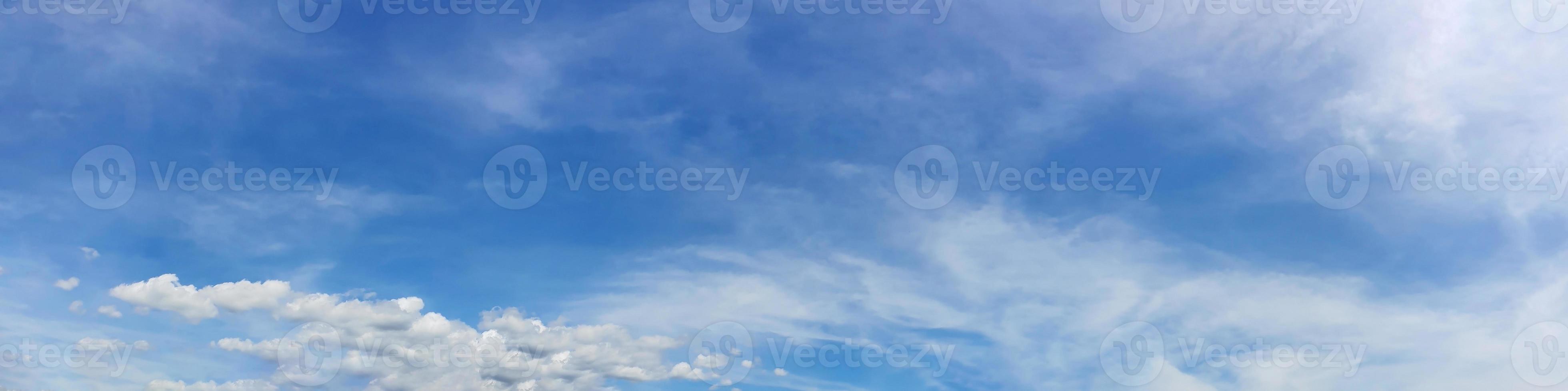 panorama hemel met wolk op een zonnige dag. prachtige cirruswolk. foto