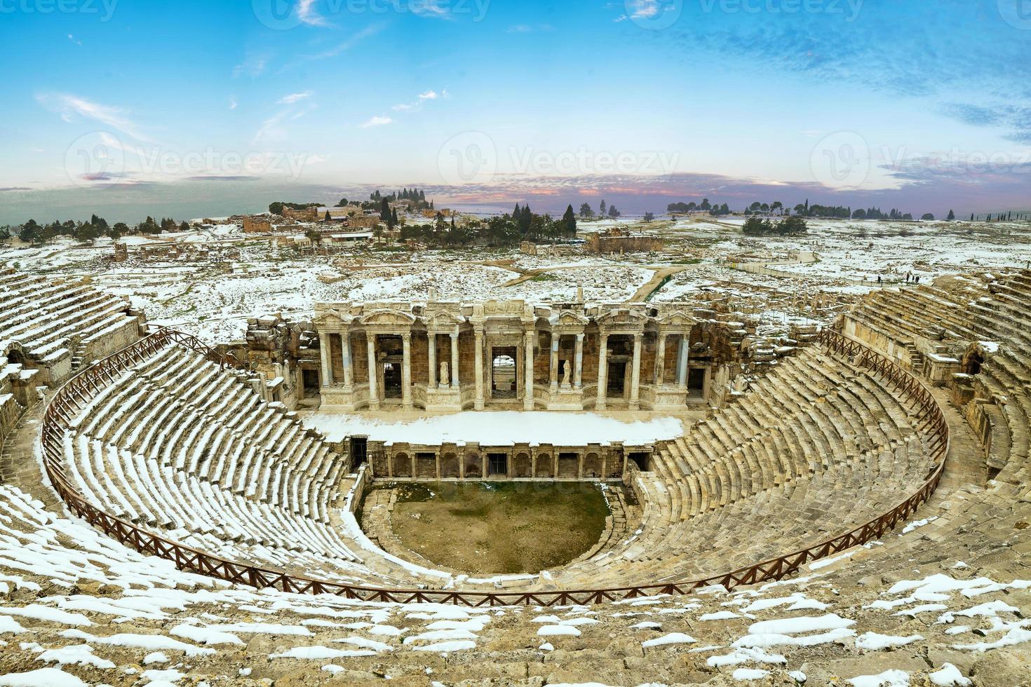 oude ruïne in de winter in de oude stad van pamukkale hierapolis foto