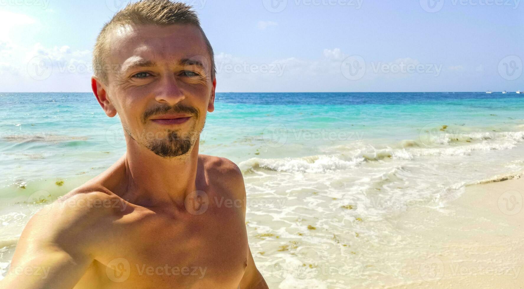mannetje toerist op reis Mens nemen selfie playa del carmen Mexico. foto