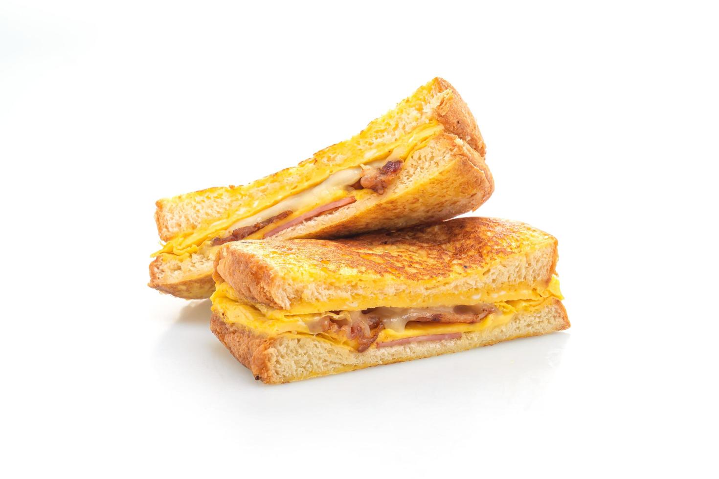 Franse toast ham, spek en kaas sandwich met ei geïsoleerd op een witte achtergrond foto