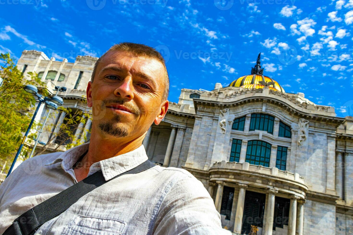 Mens met selfie Bij prima kunsten bouwkundig meesterwerk Mexico stad. foto