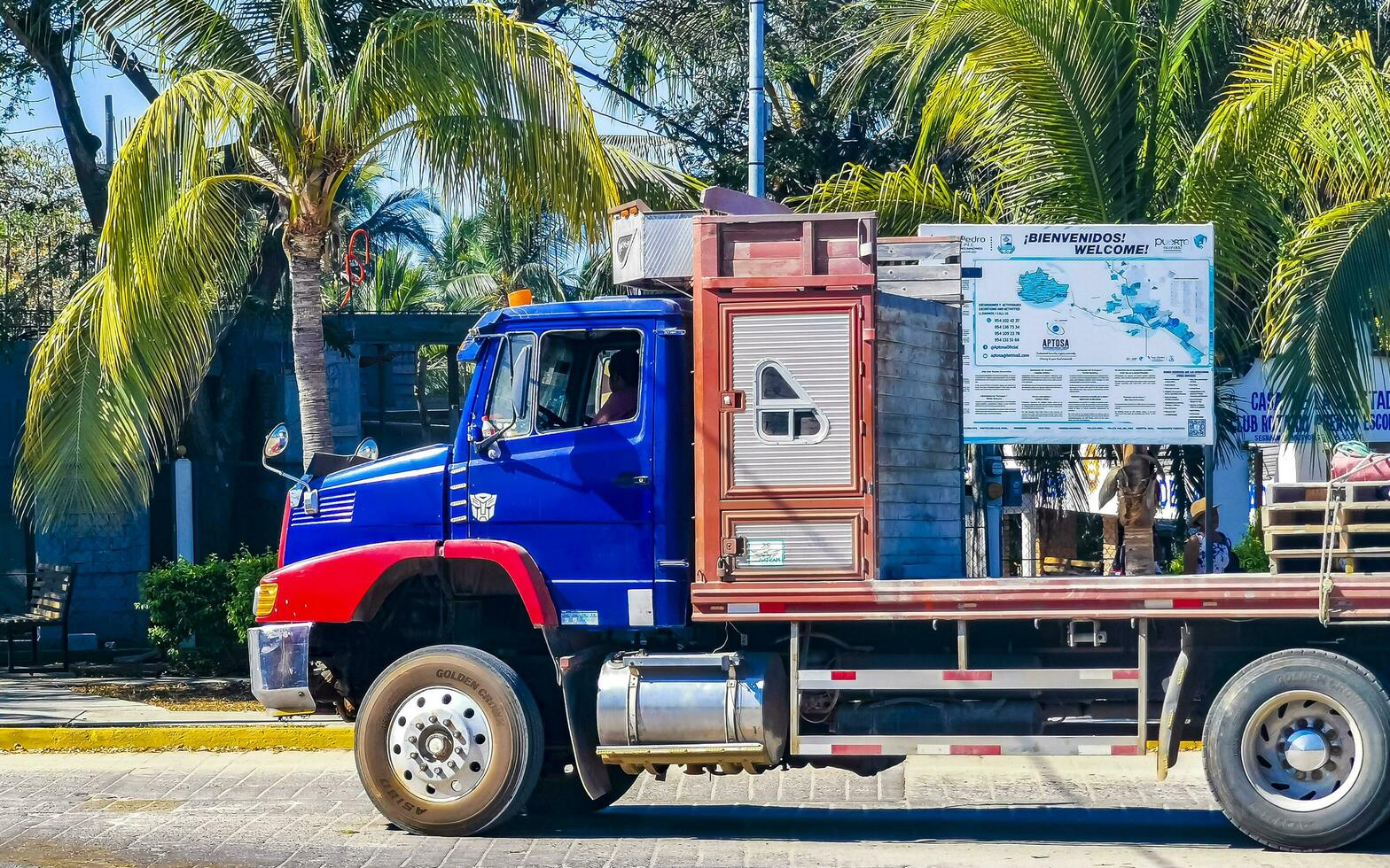 puerto escondido oaxaca Mexico 2023 blauw en rood oud Mexicaans vrachtauto vervoerder levering auto Mexico. foto