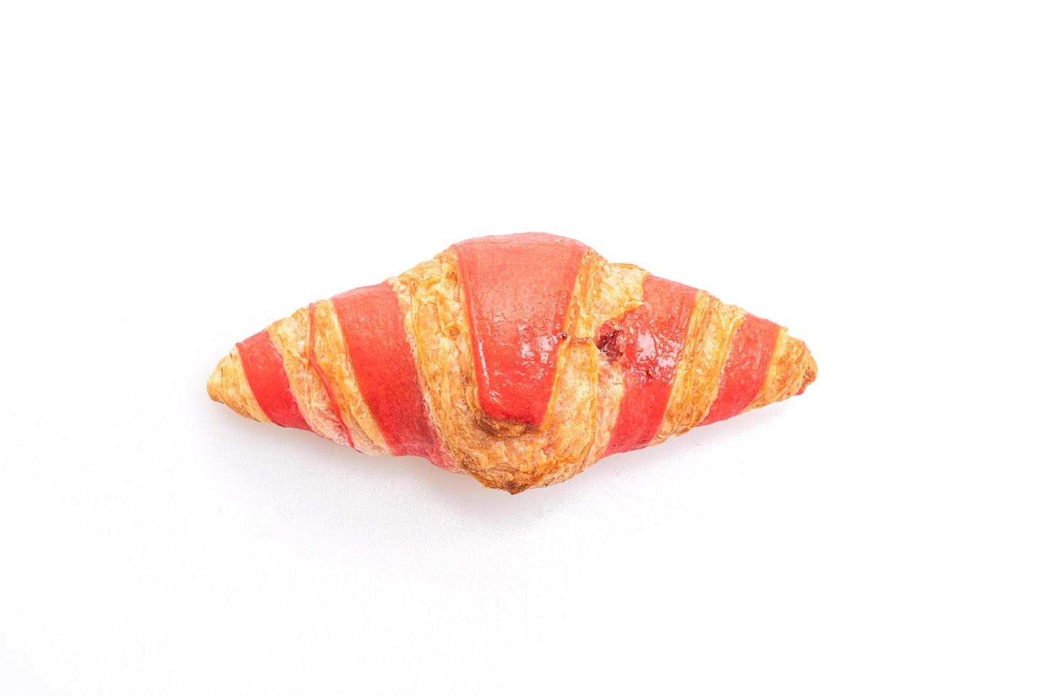 Verse croissant met aardbeienjamsaus op een witte achtergrond foto