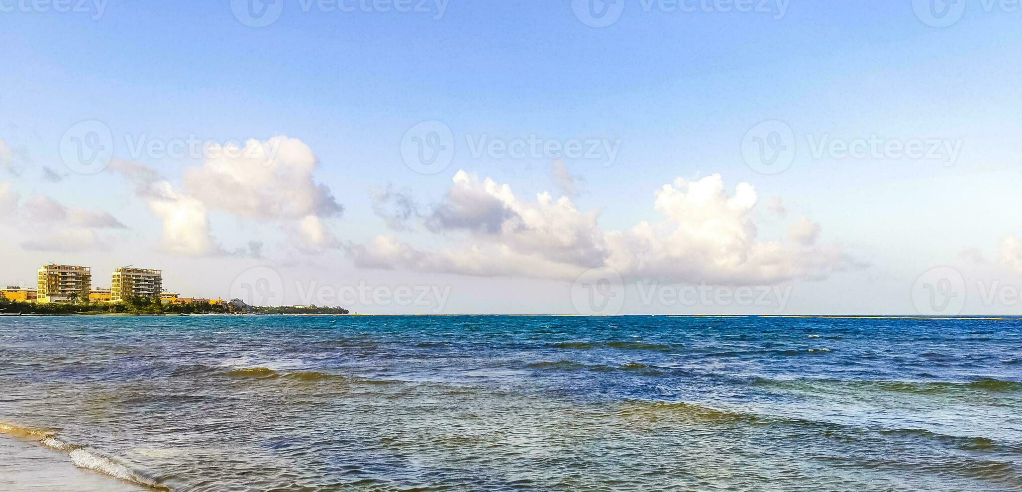 tropisch mexicaans strand helder turkoois water playa del carmen mexico. foto