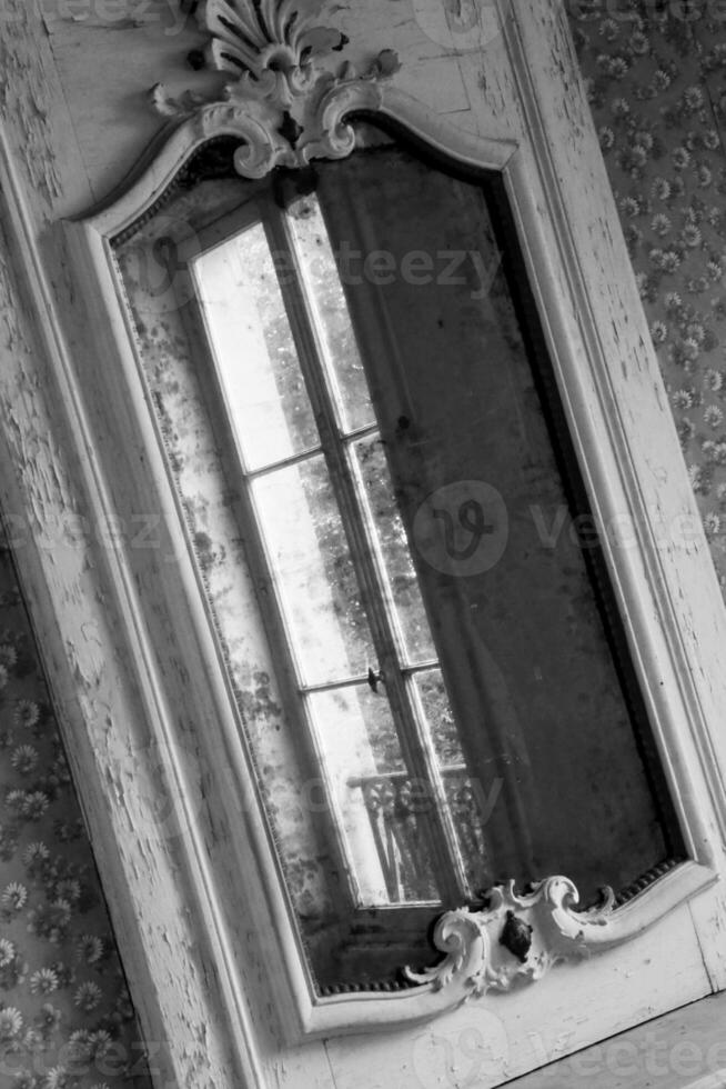 mooie houten frame spiegel in oud gebouw zonder mensen foto