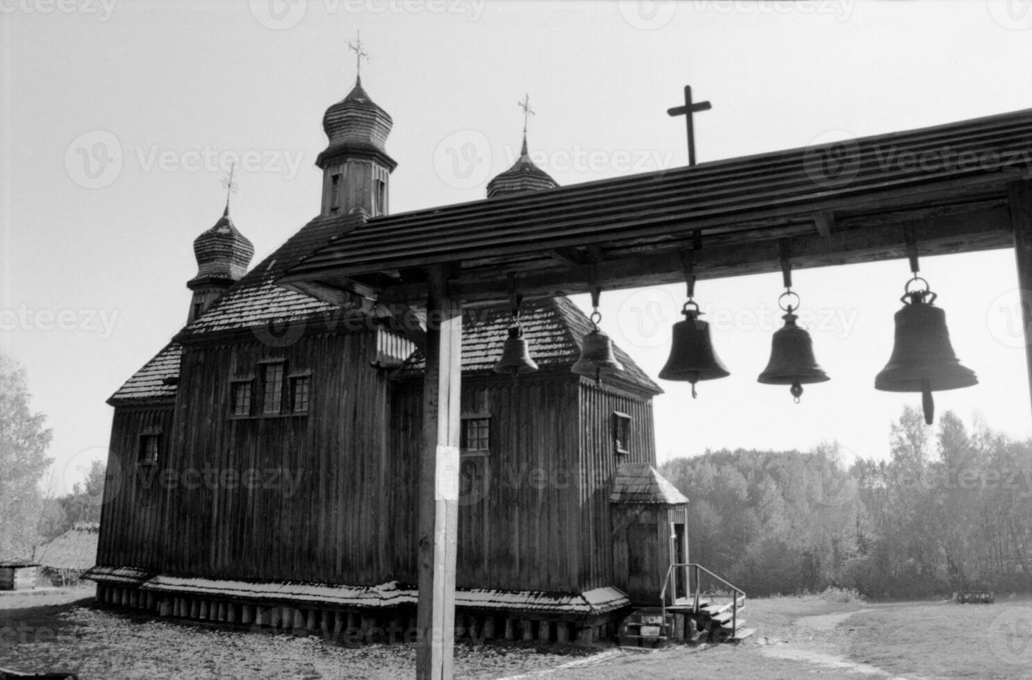 christelijk kerkkruis in hoge torenspits voor gebed foto