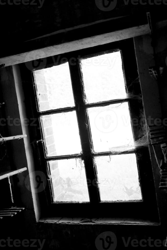 mooi houten frame raam in oud gebouw zonder mensen foto