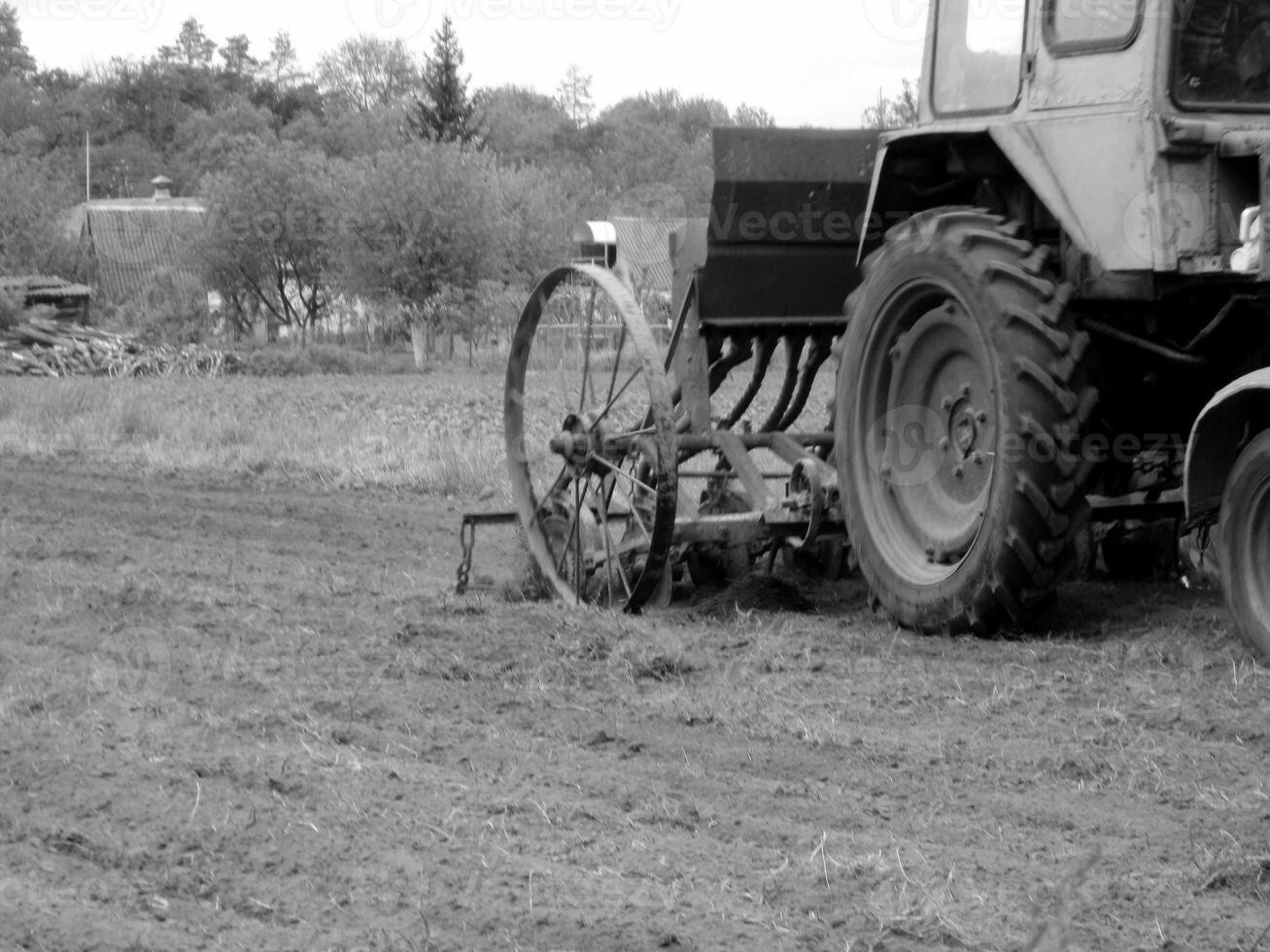 geploegd veld- door trekker in zwart bodem Aan Open platteland natuur foto