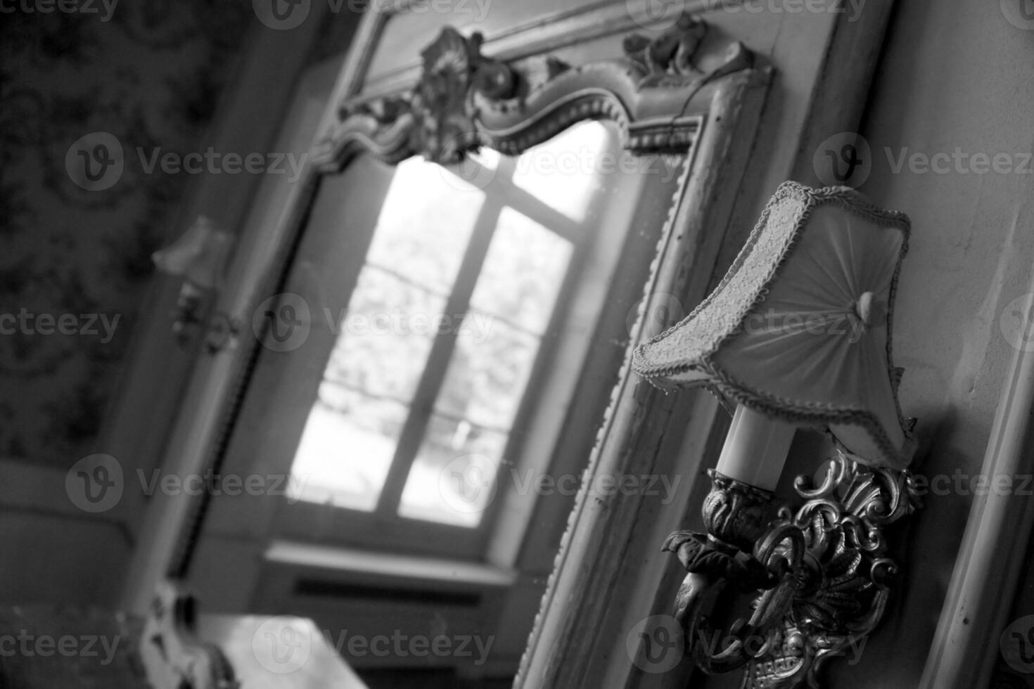 mooie houten frame spiegel in oud gebouw zonder mensen foto