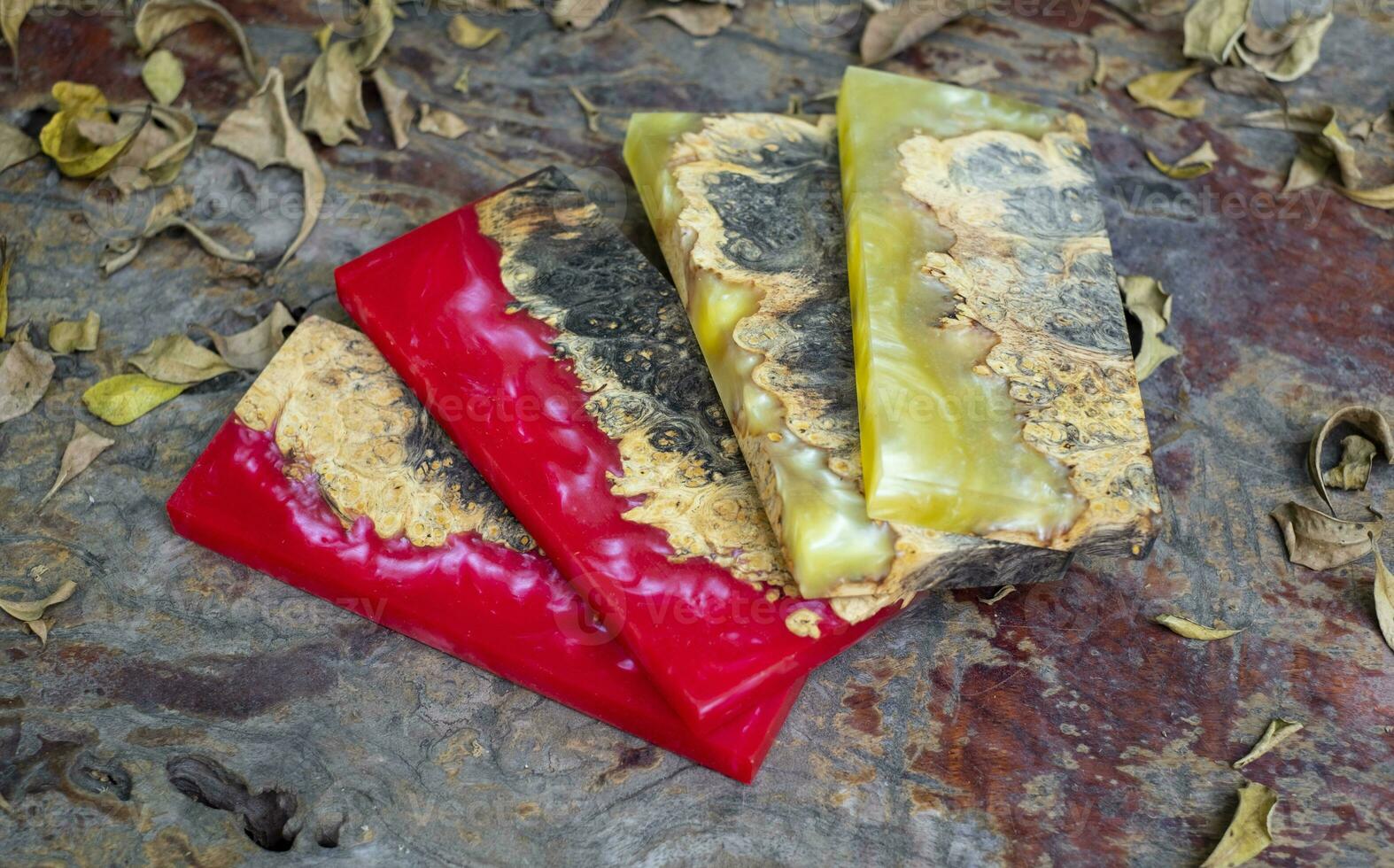 gieten epoxyhars esdoorn wortelhout op tafel foto